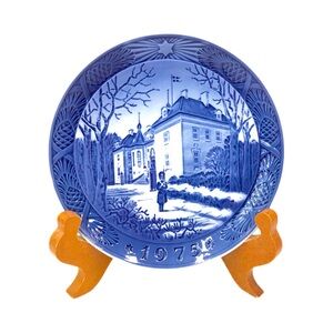 Vintage 1975‎ Royal Copenhagen “The Queen’s Christmas Residence” Plate Denmark.